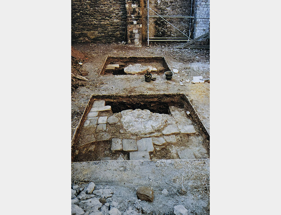 St Mathieu 1988 - Sondages autour des piles après décapage, présence d'un dallage orienté selon les axes cardinaux